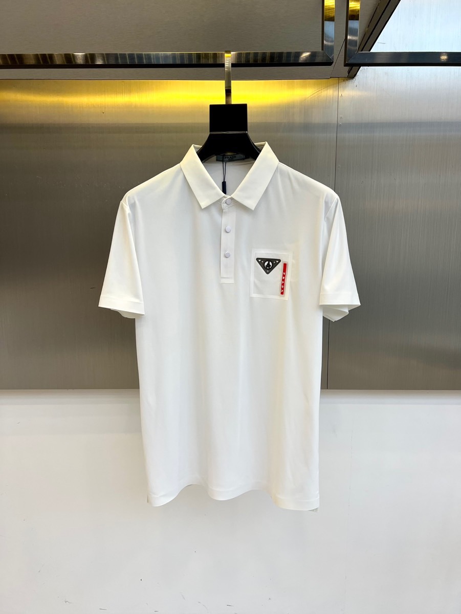 NO:480383,Prad Prada, 2025s classic iconic logo embellishment elements, classic fashion lapels, Polo shirt short sleeves, simple and elegant, fashionable and versatile, and the quality is even more unstriking!  The imported fixed-woven pure cotton bead mesh fabric is used, which is soft, straight, stylish, breathable and comfortable. The upper body has a good drooping feeling and is not easy to deform! It is even less likely to fade! A clean and refreshing foundation. The POLO shirt style is small and crisp pointed collar, and the armband design uses the three-dimensional craftsmanship of the brand logo, which perfectly combines leisure and business!  Fashionable and versatile!  48-58 (model 173, 143 catties upper body 50 sizes), prada, prada, T-shirt, alexander wang19860909Prad普拉达、2025s经典标志性Logo点缀元素 经典时尚翻领 Polo衫短袖 ,简约大气,时尚百搭,品相更是无法挑剔！选用客供进口定织纯棉珠地网眼面料,柔软挺阔有型、透气舒适.上身垂感好,不易变形!更不易褪色!干净清爽的基础 POLO衫版型,小巧而挺括的尖领有型又时尚,袖标设计运用了品牌logo立体工艺,休闲与商务完美结合！时尚百搭！48-58（模特173,143斤上身50码）,,prada,prada,T-shirt,alexander wang,Men's clothing