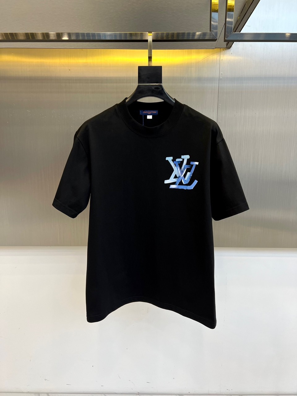 NO:483734,1v, 2025 new men's short-sleeved T-shirt, 32 pieces imported from customers/tight cotton double yarn 255g heavy fine sulfur cotton, the fabric is smooth and delicate and has a texture, and the comfort and breathability of the body are very superior. It is comfortable and not stuffy and hot, allowing you to experience the ultimate wearing experience!  The details are extremely perfect, impeccable, the upper body effect is excellent, very eye-catching, and the return rate is unquestionable. The excellent item in the closet that improves vision is very handsome whether it is worn inside or alone!  48-58 (model 173-140 catties upper body 50), T-shirt,tees,t-shirt,alexander wang198609091v、2025新款男短袖T恤,选用客供进口32支/紧密棉双纱255g重精硫棉材质,面料织纹平顺细腻且富有质感,着身的舒爽和透气吸湿性都非常的优越,贴肤舒适无闷热感,让你体验到极致享受的穿着体验！细节极致完美,无可挑剔,上身效果非常出色,非常招眼吸睛,回头率毋庸置疑,衣橱里改良视觉的绝佳单品,无论内搭还是单穿都爆帅十足！48-58（模特173-140斤上身50）,,T-shirt,tees，t-shirt,alexander wang,Men's clothing