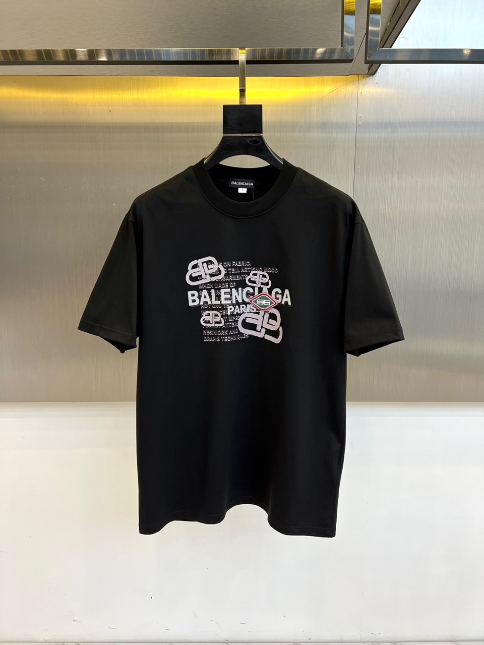 NO:483744,Balenciaga, 2025 new men's short-sleeved T-shirt, is made of 32 pieces of imported/close cotton double yarn 255g heavy fine sulfur cotton. The fabric is smooth and delicate and has a texture. It is very comfortable and breathable and hygroscopic. It is comfortable and has no sense of stuffiness, allowing you to experience the ultimate and enjoyable wearing experience!  The details are extremely perfect, impeccable, the upper body effect is excellent, very eye-catching, and the return rate is unquestionable. The excellent item in the closet that improves vision is very handsome whether it is worn inside or alone!  48-58 (model 173-140 catties upper body 50), ,balenciaga,T-shirt,tees,t-shirt,alexander wang19860909巴黎世家、2025新款男短袖T恤,选用客供进口32支/紧密棉双纱255g重精硫棉材质,面料织纹平顺细腻且富有质感,着身的舒爽和透气吸湿性都非常的优越,贴肤舒适无闷热感,让你体验到极致享受的穿着体验！细节极致完美,无可挑剔,上身效果非常出色,非常招眼吸睛,回头率毋庸置疑,衣橱里改良视觉的绝佳单品,无论内搭还是单穿都爆帅十足！48-58（模特173-140斤上身50）,,balenciaga,T-shirt,tees，t-shirt,alexander wang,Men's clothing