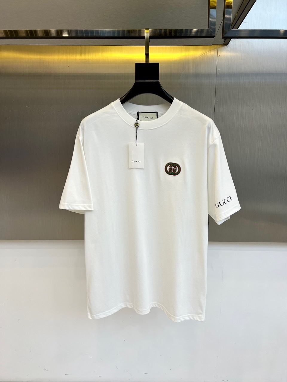 NO:483752,Gucci and 2025 new men's short-sleeved T-shirts are made of imported customized fabrics. The fabric is smooth and delicate and has a texture. The comfort and breathability of the body are very superior. It is comfortable and has no sense of stuffiness, allowing you to experience the ultimate and enjoyable wearing experience!  The details are extremely perfect, impeccable, the upper body effect is excellent, very eye-catching, and the return rate is unquestionable. The excellent item in the closet that improves vision is very handsome whether it is worn inside or alone!  S-2XL (model 173-140 catties upper body M size), gucci, T-shirt, tees, t-shirt, alexander wang19860909Gucci、2025新款男短袖T恤,选用客供进口定制面料,面料织纹平顺细腻且富有质感,着身的舒爽和透气吸湿性都非常的优越,贴肤舒适无闷热感,让你体验到极致享受的穿着体验！细节极致完美,无可挑剔,上身效果非常出色,非常招眼吸睛,回头率毋庸置疑,衣橱里改良视觉的绝佳单品,无论内搭还是单穿都爆帅十足！S-2XL（模特173-140斤上身M码）,,gucci,T-shirt,tees，t-shirt,alexander wang,Men's clothing