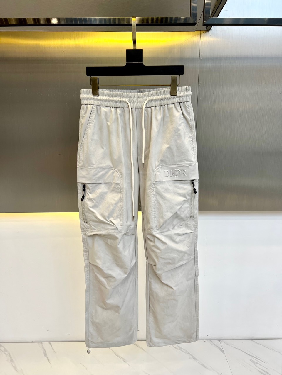 NO:484621,Dio - cool-sensing work pants, new trendy forces  This pair of work-wearing trousers is the perfect crystallization of street trends and practical functions. The deep black is mysterious and versatile, showing a low-key and unique fashion attitude. The unique multi-pocket design is its iconic element. The staggered three-dimensional large pockets not only provide sufficient storage space and facilitate carrying daily objects, but also breaks the convention with exaggerated shapes and creates a strong visual impact. The metal buttons are as embellished, exquisite and durable, and collide with the black fabric to create a tough texture. The stitching design of the trouser body adds fineness.  The levels are outlined, neat lines are outlined, and the pioneering style is unconventional. Whether it is paired with a simple solid-color T-shirt to create a casual and casual atmosphere, or a combination with a trendy printed top to highlight a personal attitude, it can be easily adapted. Wearing this pair of work pants, exuding a cool and handsome atmosphere while walking, easily becoming the focus of the trend, and interpreting your own fashion proposition. M-3XL (please report height and weight by placing an order), dior, dior, tees, t-shirt, alexander  wang19860909Dio迪奥-酷感工装裤,潮流新势力 这条工装长裤,是街头潮流与实用功能的完美结晶.深沉的黑色,神秘且百搭,彰显低调又不失个性的时尚态度.独特的多口袋设计,是其标志性元素.立体大口袋错落分布,不仅提供充足收纳空间,方便携带日常小物,更以夸张的造型打破常规,塑造强烈的视觉冲击力.金属纽扣作为点缀,精致且耐用,与黑色面料碰撞出硬朗质感.裤身的缝线设计,增加了细节层次,勾勒出利落的线条,展现出不拘一格的先锋风格.无论是搭配简约纯色T恤营造休闲随性氛围,还是与潮流印花上衣组合凸显个性态度,它都能轻松适配.穿上这条工装裤,行走间散发酷帅气场,轻松成为潮流焦点,诠释属于自己的时尚主张.M-3XL（下单请报身高体重）,,dior,dior,tees，t-shirt,alexander wang,Men's clothing