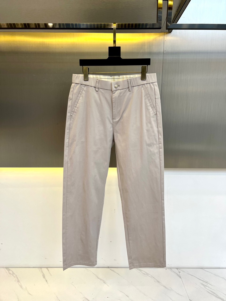 NO:484627,Fendi, 25 spring and summer new business casual trousers, roll-up trousers. Fine imitation fabric, mixed with golden ratio material. The fabric is high-density and fine, with a wide and delicate texture, with good thermal and anti-wrinkle characteristics. The noble feeling is obvious at a glance!  The webbing at the waist boasts a brand identity. The LOGO on the side of the pants is decorated with a small metal LOGO on the back pocket. Customized customer-supplied metal texture logo accessories. The details are considered in full. The workmanship is really exquisite. The wiring is fine and well-proportioned. It can be competent for all occasions in business or leisure!  29-38 (no 35,37), fendi, gold, alexander wang19860909芬迪、25春夏新品商务休闲西裤挽脚九分裤.精仿面料,黄金比例的材质混纺.面料高密且精细 质地挺阔细腻,具备良好的免烫抗皱特性,高贵的感受上手便一目了然！腰间织带标榜了品牌身份 裤身侧边LOGO点缀 搭配后袋处小金属LOGO 定制客供金属质感logo配件 在细节上考虑的面面俱到 做工真的极其精湛 走线细密匀称,无论是商务还是休闲时候都能胜任各种场合的最佳强货！29-38（无35,37）,,fendi,gold,alexander wang,Men's clothing