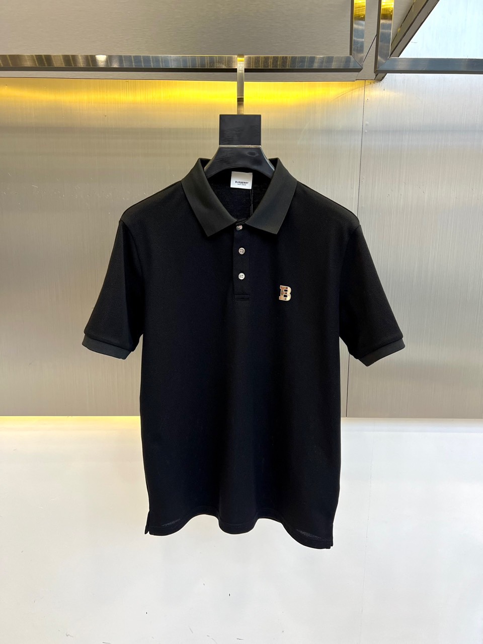 NO:484644,Burberry, 2025s classic iconic logo embellishment elements, classic fashion lapel, Polo shirt short sleeves, trading company channel orders, simple and elegant, fashionable and versatile, and the quality is even more unstriking!  Use imported custom-woven pure cotton bead mesh fabric, which is soft, straight, stylish, breathable and comfortable. The upper body has a good drooping feeling and is not easy to deform! It is even less likely to fade! A clean and refreshing basic POLO shirt style, a small and crisp pointed collar, stylish and fashionable, perfectly combining casual and business!  Fashionable and versatile!  48-56 (model 173, 143 catties upper body 50 sizes), burberry, T-shirt, alexander wang19860909巴宝莉、2025s经典标志性Logo点缀元素 经典时尚翻领 Polo衫短袖 ,贸易公司渠道订单,简约大气,时尚百搭,品相更是无法挑剔！选用客供进口定织纯棉珠地网眼面料,柔软挺阔有型、透气舒适.上身垂感好,不易变形!更不易褪色!干净清爽的基础 POLO衫版型,小巧而挺括的尖领有型又时尚,休闲与商务完美结合！时尚百搭！48-56（模特173,143斤上身50码）,,burberry,T-shirt,alexander wang,Men's clothing