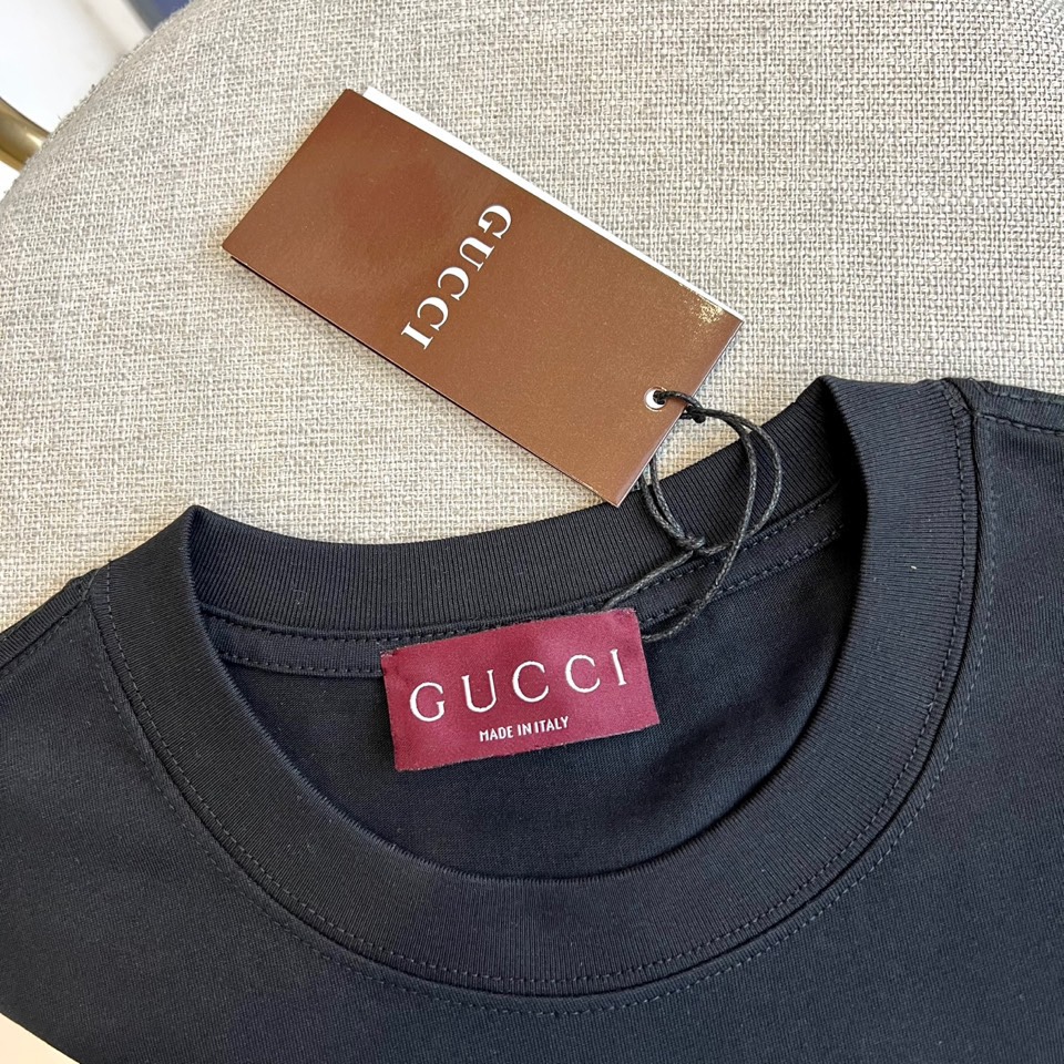 Gucci Pure Cotton Suit: Custom Fabric, 100% Cotton, Sizes M-2XL, Model Wears Size M - 图片 3