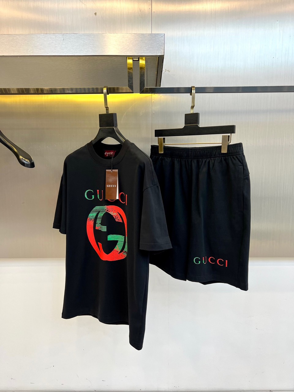 Gucci Pure Cotton Suit: Custom Fabric, 100% Cotton, Sizes M-2XL, Model Wears Size M - 图片 1