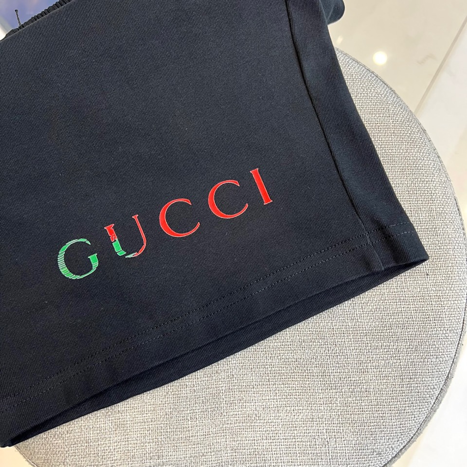 Gucci Pure Cotton Suit: Custom Fabric, 100% Cotton, Sizes M-2XL, Model Wears Size M - 图片 8