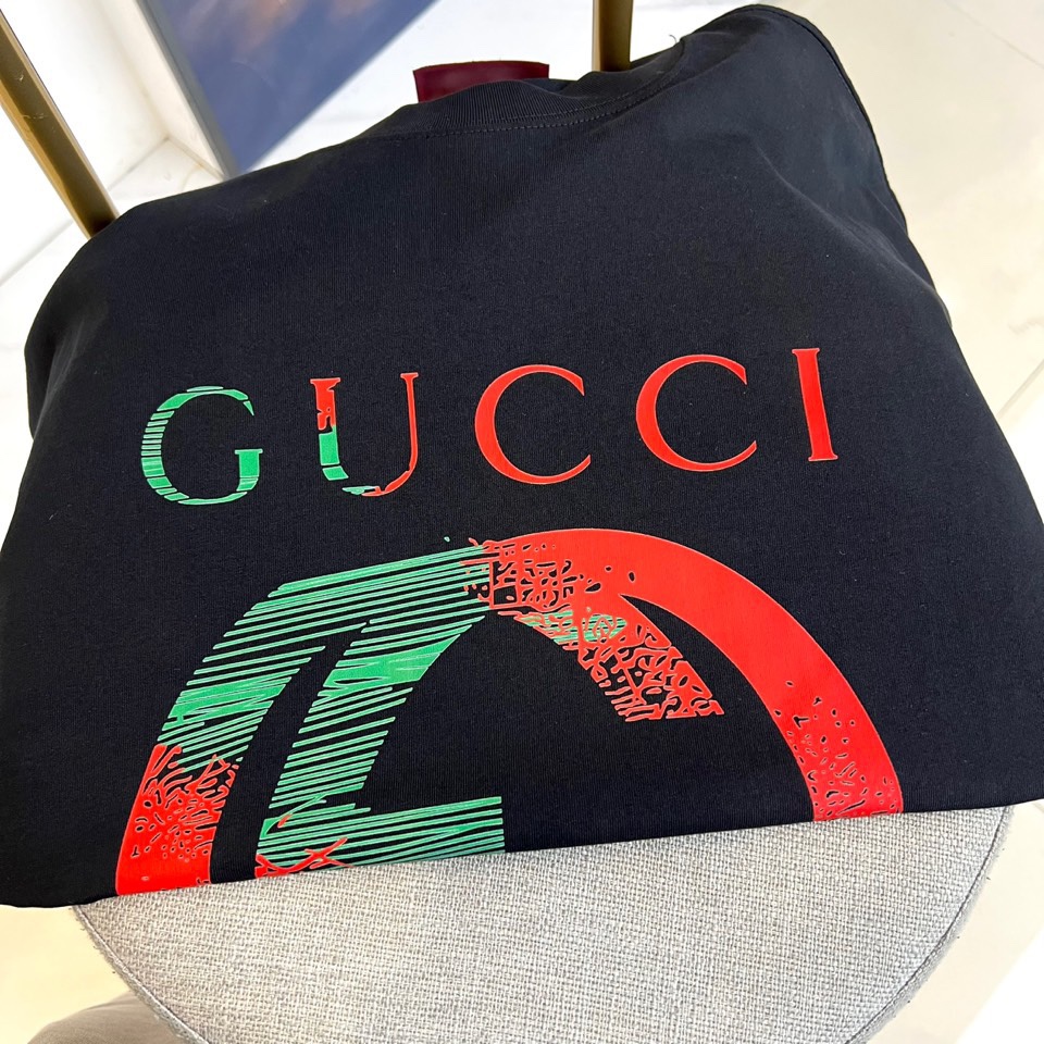 Gucci Pure Cotton Suit: Custom Fabric, 100% Cotton, Sizes M-2XL, Model Wears Size M - 图片 4