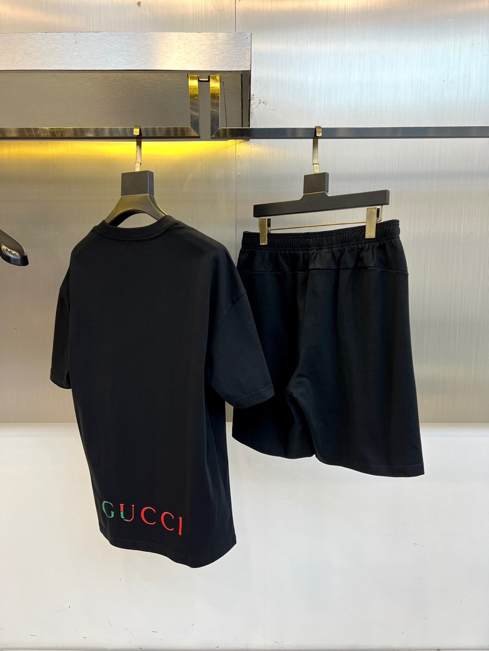 Gucci Pure Cotton Suit: Custom Fabric, 100% Cotton, Sizes M-2XL, Model Wears Size M - 图片 2