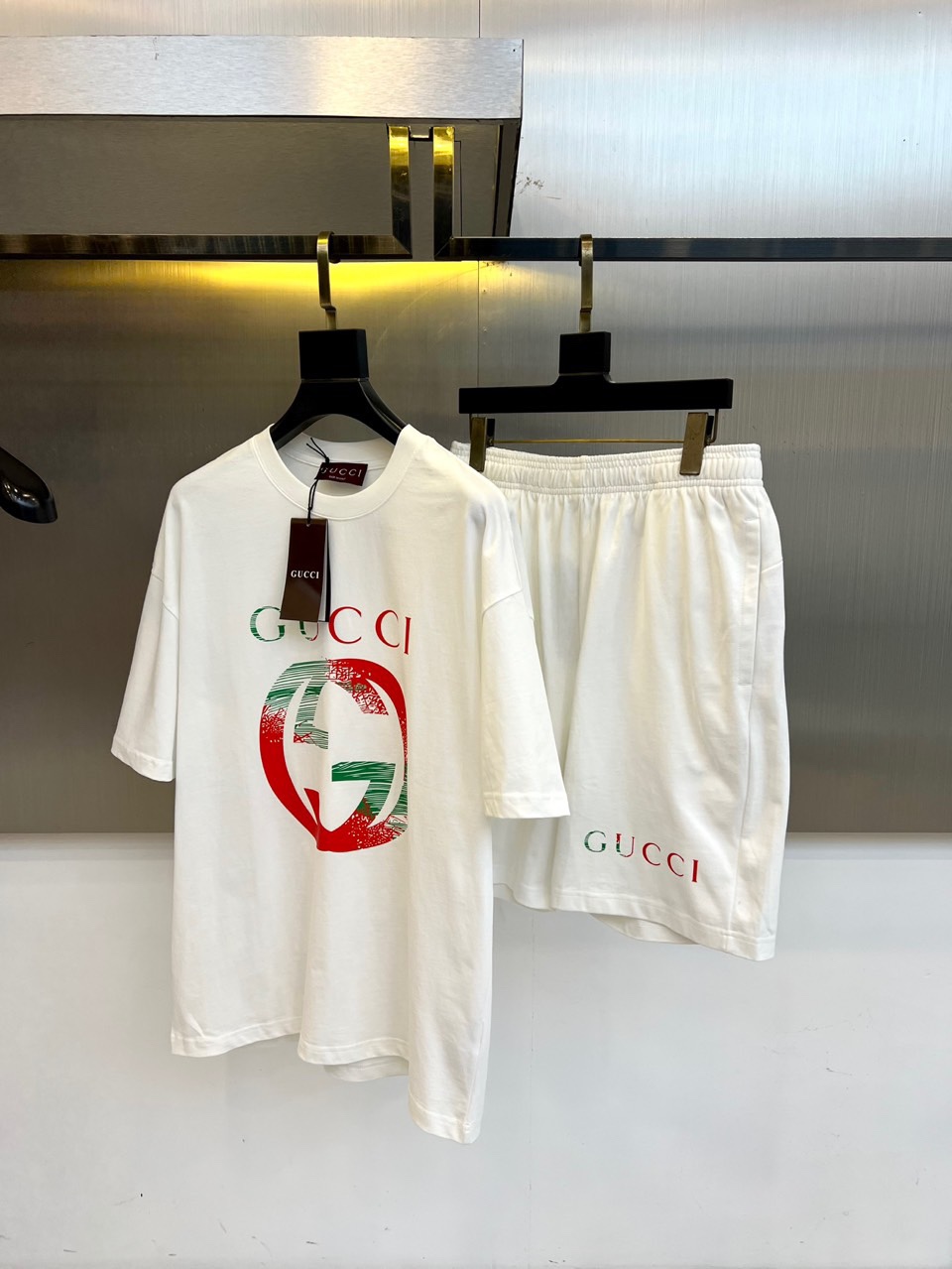 Gucci Pure Cotton Suit: Custom Fabric, 100% Cotton, Sizes M-2XL, Model Wears Size M. - 图片 1