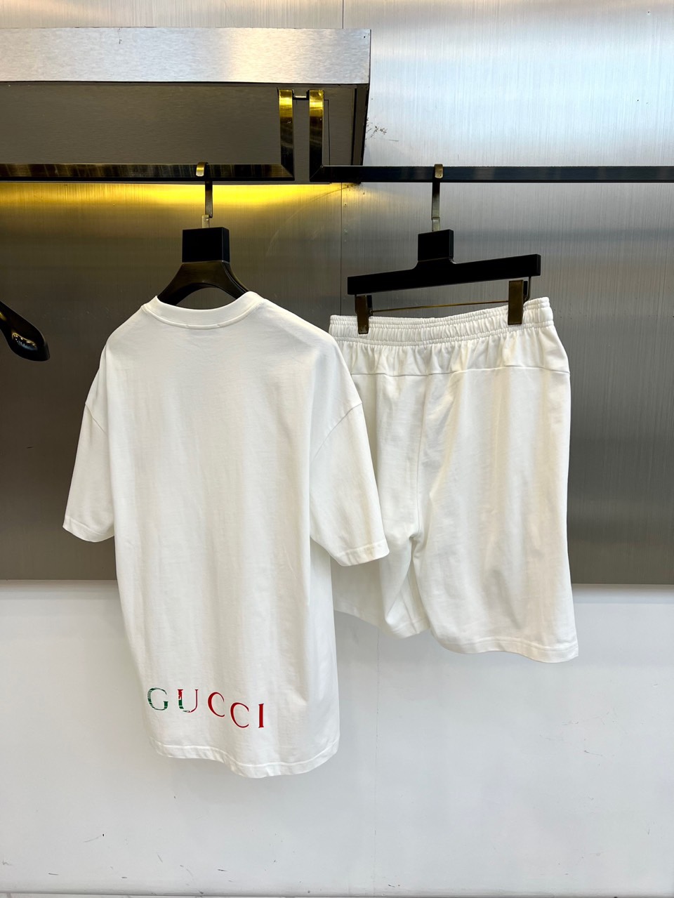 Gucci Pure Cotton Suit: Custom Fabric, 100% Cotton, Sizes M-2XL, Model Wears Size M. - 图片 2