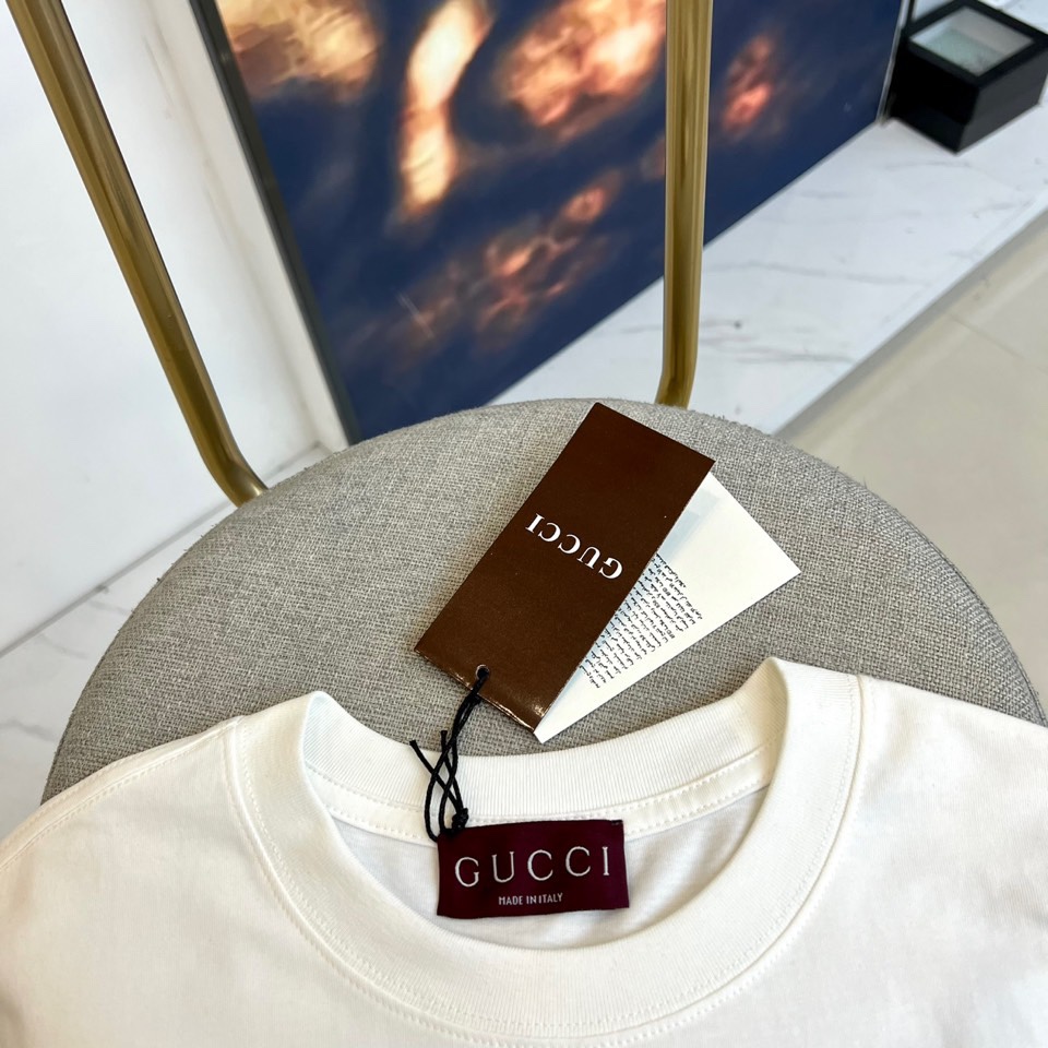 Gucci Pure Cotton Suit: Custom Fabric, 100% Cotton, Sizes M-2XL, Model Wears Size M. - 图片 3