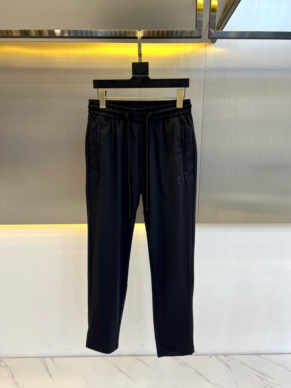 Fendi Men’s Leisure Pants 2025: High-end Quality Selection for Classic Dressers - 图片 1