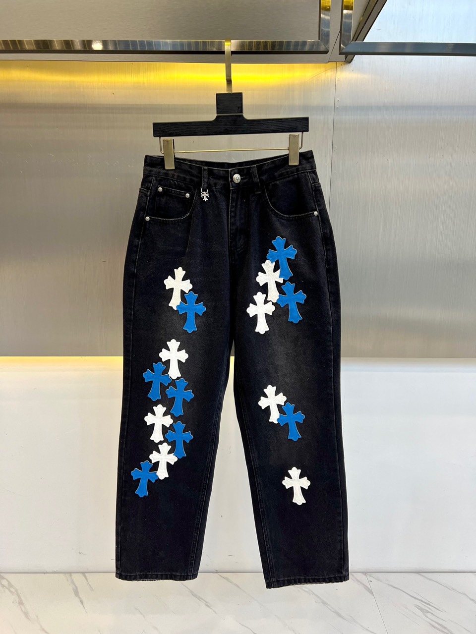 NO:484657,Crowxin, 2025FW spring and summer classic new style fashionable stretch wide-leg jeans, a pair of pants with a very beautiful aesthetic tone, dominated by fabric and quality, continuing the essence of normal design, label elements are perfectly embedded, and the brand letters at the back pocket are quite design-like. It is selected to use imported 98 cotton 2 spandex blended denim jeans to create. The fabric has a clear three-dimensional twill texture, which is quite high-end and standard. It is customized matte silver hardware buttons, with the classic metal nameplate logo on the back pocket, and the rear pocket logo decoration. The texture of its hardware accessories is also unscrupulous. You can easily get the high-end style of the big brand, and the sense of details is quite in place!  Easily create a handsome street dress template, an indispensable matching tool in men's wardrobe!  S-3XL (please report height, weight, waist circumference when placing an order) This product is thick, suitable for wearing in spring and autumn, and can be worn in cloudy summer.,,chrome hearts,jeans,alexander wang19860909克罗心、2025FW春夏经典新款时尚弹力宽腿牛仔裤,极具P家美学基调的一款裤子,以面料和品质为主导,延续了常态化的设计精髓,标签化元素完美嵌入,后袋处的品牌字母颇具设计感,甄选客供进口98棉2氨纶混纺丹宁牛仔面料打造而成,面料表面清晰立体的斜纹肌理,相当的高级有规格感,客供定制哑光亮银色五金纽扣,与后幅口袋上经典金属铭牌标识,后兜Logo装饰,其五金辅料的质感同样无法挑剔,轻松就能Get到大牌的高奢格调,细节感相当到位！轻松打造街头帅气着装范本,男士衣橱里不可缺少的搭配神器！S-3XL（下单请报身高体重腰围）本品偏厚、适合春秋两季穿、夏季阴天可穿.,,chrome hearts,jeans,alexander wang,Men's clothing