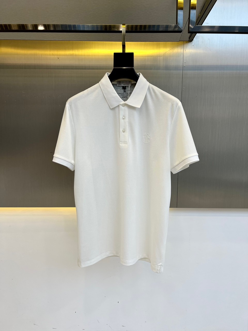 NO:484664,BC, 2025s classic iconic logo embellishment elements, classic fashion lapel, Polo shirt short sleeves, trading company channel orders, simple and elegant, fashionable and versatile, and the quality is even more unstriking!  The imported fixed-woven pure cotton bead mesh fabric is used, which is soft, straight, stylish, breathable and comfortable. The upper body has a good drooping feeling and is not easy to deform! It is even less likely to fade! A clean and refreshing foundation. The POLO shirt style is small and crisp pointed collar, and the armband design uses the three-dimensional craftsmanship of the brand logo, which perfectly combines leisure and business!  Fashionable and versatile!  M-4XL (model 173, 143 catties upper body L size), T-shirt, alexander wang19860909BC、2025s经典标志性Logo点缀元素 经典时尚翻领 Polo衫短袖 ,贸易公司渠道订单,简约大气,时尚百搭,品相更是无法挑剔！选用客供进口定织纯棉珠地网眼面料,柔软挺阔有型、透气舒适.上身垂感好,不易变形!更不易褪色!干净清爽的基础 POLO衫版型,小巧而挺括的尖领有型又时尚,袖标设计运用了品牌logo立体工艺,休闲与商务完美结合！时尚百搭！M-4XL（模特173,143斤上身L码）,,T-shirt,alexander wang,Men's clothing