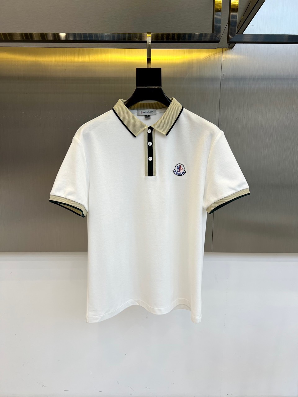 NO:484631,The cover, the 2025s classic iconic logo, the classic fashionable lapel Polo shirt short sleeves, the trading company's channel orders, simple and elegant, fashionable and versatile, and the quality is even more unstriking!  Use imported custom-woven pure cotton bead mesh fabric, which is soft, straight, stylish, breathable and comfortable. The upper body has a good drooping feeling and is not easy to deform! It is even less likely to fade! A clean and refreshing basic POLO shirt style, a small and crisp pointed collar, stylish and fashionable, perfectly combining casual and business!  Fashionable and versatile!  M-3XL (model 173, 143 catties upper body L size), Moncler, T-shirt, alexander wang19860909蒙口、2025s经典标志性Logo、 经典时尚翻领 Polo衫短袖 ,贸易公司渠道订单,简约大气,时尚百搭,品相更是无法挑剔！选用客供进口定织纯棉珠地网眼面料,柔软挺阔有型、透气舒适.上身垂感好,不易变形!更不易褪色!干净清爽的基础 POLO衫版型,小巧而挺括的尖领有型又时尚,休闲与商务完美结合！时尚百搭！M-3XL（模特173,143斤上身L码）,,Moncler,T-shirt,alexander wang,Men's clothing
