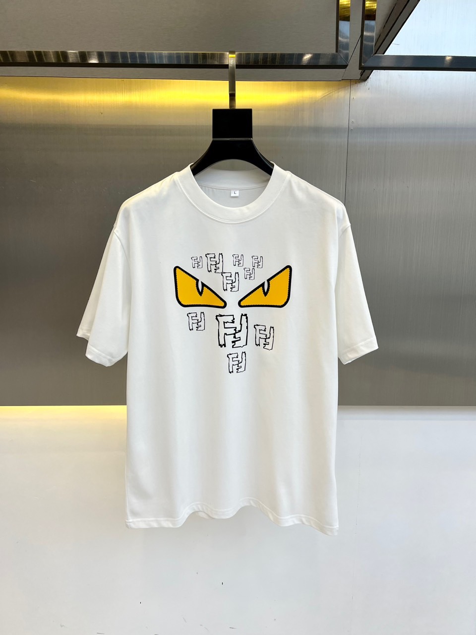 NO:484641,Fend Fendi, 2025 Spring and Summer Men's New LOGO Round Neck Short-Sleeve T-shirt. Imported fixed-woven fabric, pure cotton and fabric feel silky and soft, breathable and skin-friendly, extremely comfortable to wear, and the overall texture is quite high!  The iconic logo on the body and chest is carefully crafted and craftsmanship. It is simple, fashionable and classic, and it is very recognizable and classy!  The regular casual style cutting design makes it easy to make you look slim and taller!  M-4XL (model 173, 143 catties upper body L size), fendi, fendi, T-shirt, tees, t-shirt, alexander wang19860909Fend芬迪、2025春夏男士新款LOGO圆领短袖T恤.进口定织面料,纯棉、面料手感丝滑柔软,透气亲肤性极佳,着身无比的舒适,整体质感相当之高！衣身胸前标志性Logo,重工艺精心打造,简约时尚经典让人眼前一亮,极具辨识度与档次感！常规的休闲版型裁剪设计,轻松凹出显瘦显高身型！M-4XL（模特173,143斤上身L码）,,fendi,fendi,T-shirt,tees，t-shirt,alexander wang,Men's clothing