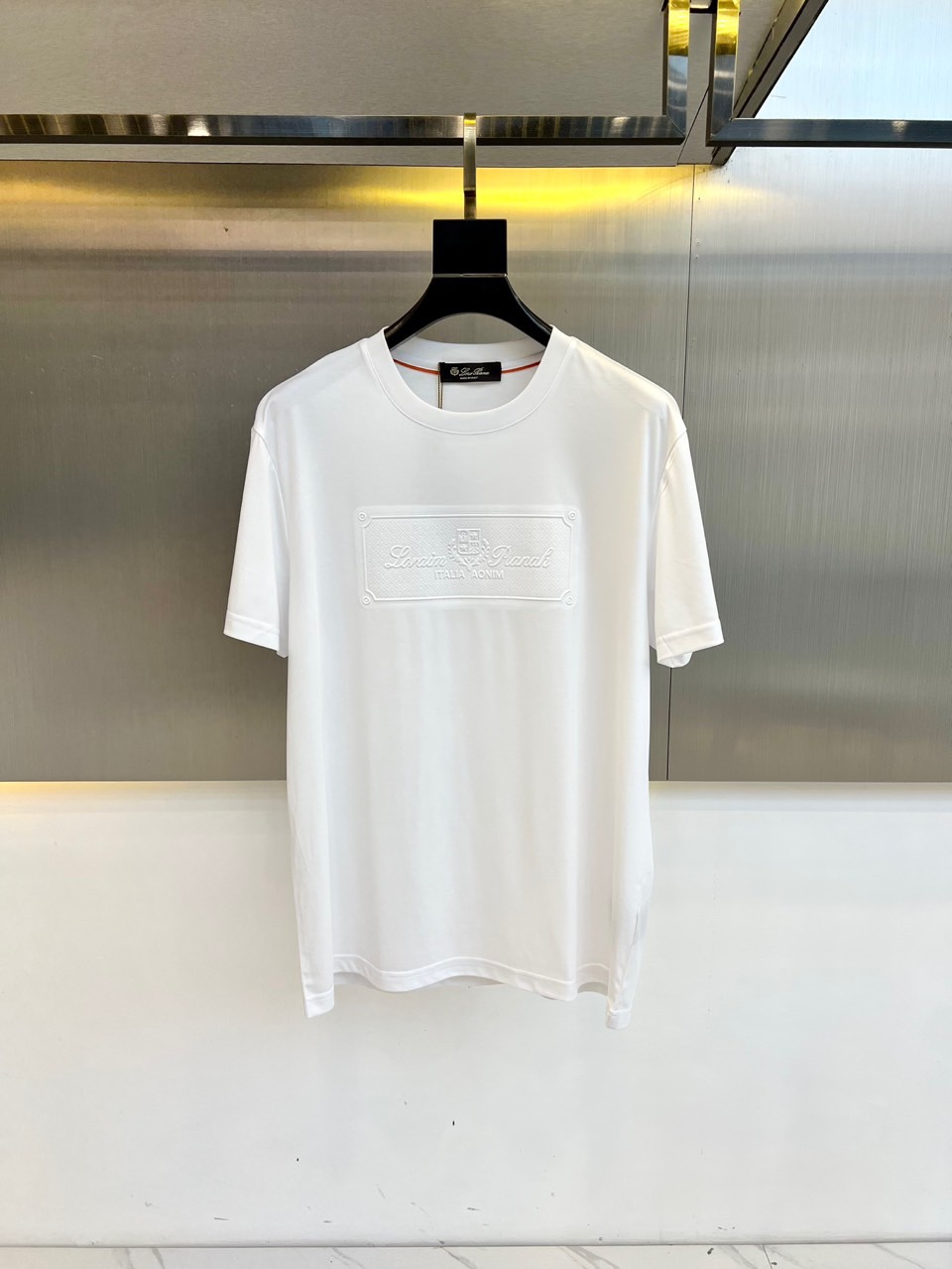 NO:484646,LP Home 2025 Spring and Summer latest embroidered men's round neck short-sleeved T-shirt, casual tailored cotton sweatshirt, simple and generous, the iconic embroidered shield logo all adopt 3D three-dimensional embroidery technology, exquisite and exquisite, full and stylish, strongly highlighting the brand's personality and culture, enhancing the overall style and taste, with a strong texture and high brand identity. Simple and versatile style, not picky about people to wear, never out of date, the matching index is very high, single wear or base wear is a good choice, easily leading the fashion trend, a must-have for high-end and trendy men!  Imported customer-supplied fabric double-stranded combed cotton, with delicate and soft texture, elasticity, comfortable and breathable, and will not fade or deform after wearing for a long time. 48-56 (model 173, 143 catties upper body 50 yards), loro piana, T-shirt, tees, t-shirt, alexander wang19860909LP家 2025春夏最新绣标男士圆领短袖T恤衫,休闲剪裁棉质运动衫,简单大方,标志性的刺绣盾牌徽标,都采用3D立体刺绣工艺,精致考究,饱满有型,强烈地凸显出品牌的个性与文化,提升了整体的格调与品位,质感极强,品牌标识度高.简约百搭款,不挑人穿,永不过时,搭配指数非常高,单穿或者打底穿都是不错的选择,轻松引领时尚潮流,高端新潮型男必备尚品！进口客供面料双股精梳棉,质感细腻柔软,有弹性,穿着舒适透气凉爽,且久穿久洗不褪色不变形.48-56（模特173,143斤上身50码）,,loro piana,T-shirt,tees，t-shirt,alexander wang,Men's clothing