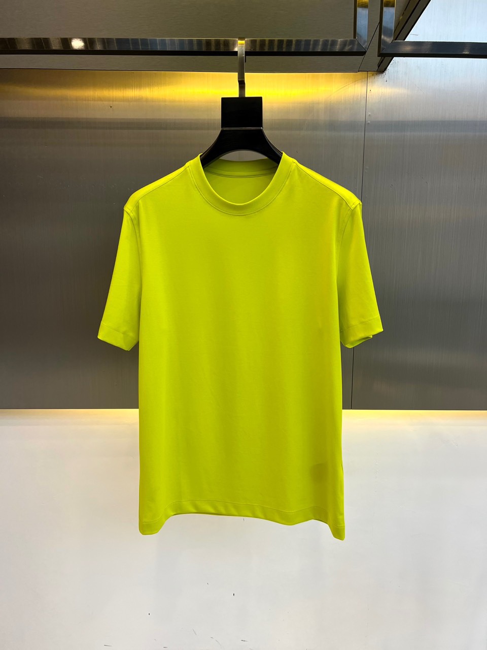 NO:484655,Zegna, spring and summer knitted imported Pima cotton men's round neck short-sleeved T-shirt, this T-shirt is selected for customized imported Pima cotton. The fabric feels soft and warm, and the skin-friendly and breathable close-fitting touch will definitely allow you to spend the year comfortably and worry-free, without being stuffy and not greasy. The excellent texture instantly kills all low-quality versions on the market!  Simple and easy to wear, not picky, it is very handsome whether you wear it alone or in the inner wear!  And very textured!  Shoulders adopt double-layer duplex shoulder pads, custom webbing, exclusive webbing, turtle back position dark practice, loose basic style cut, summer ace fabric 'cool factor', cool factor will instantly absorb heat, summer wear will be particularly cool, and the fabric is also very soft. M-4XL (model 173, 143 catties upper body L size), zegna, T-shirt,tees, t-shirt,alexander wang19860909zegna杰尼亚、春夏针织进口匹马棉全棉男士圆领短袖t恤,这款t恤甄选客供定制进口匹马棉打造,面料手感柔软温润,亲肤透气的贴身触感,绝对可以让你舒爽无忧的度过一年四季,不闷热不腻身,出色的质感秒杀市面所有low货版本！简约好穿不挑人,无论单穿或是内搭都非常帅气！且非常的富有质感！肩膀 采用双层复垫肩做法,织带定制 独家织带 龟背位暗做法,基础宽松的版型剪裁,夏季的王牌面料“凉感因子”,凉感因子会瞬间吸收热量,夏季穿着会特别的凉爽,面料也很柔软.M-4XL（模特173,143斤上身L码）,,zegna,T-shirt,tees，t-shirt,alexander wang,Men's clothing