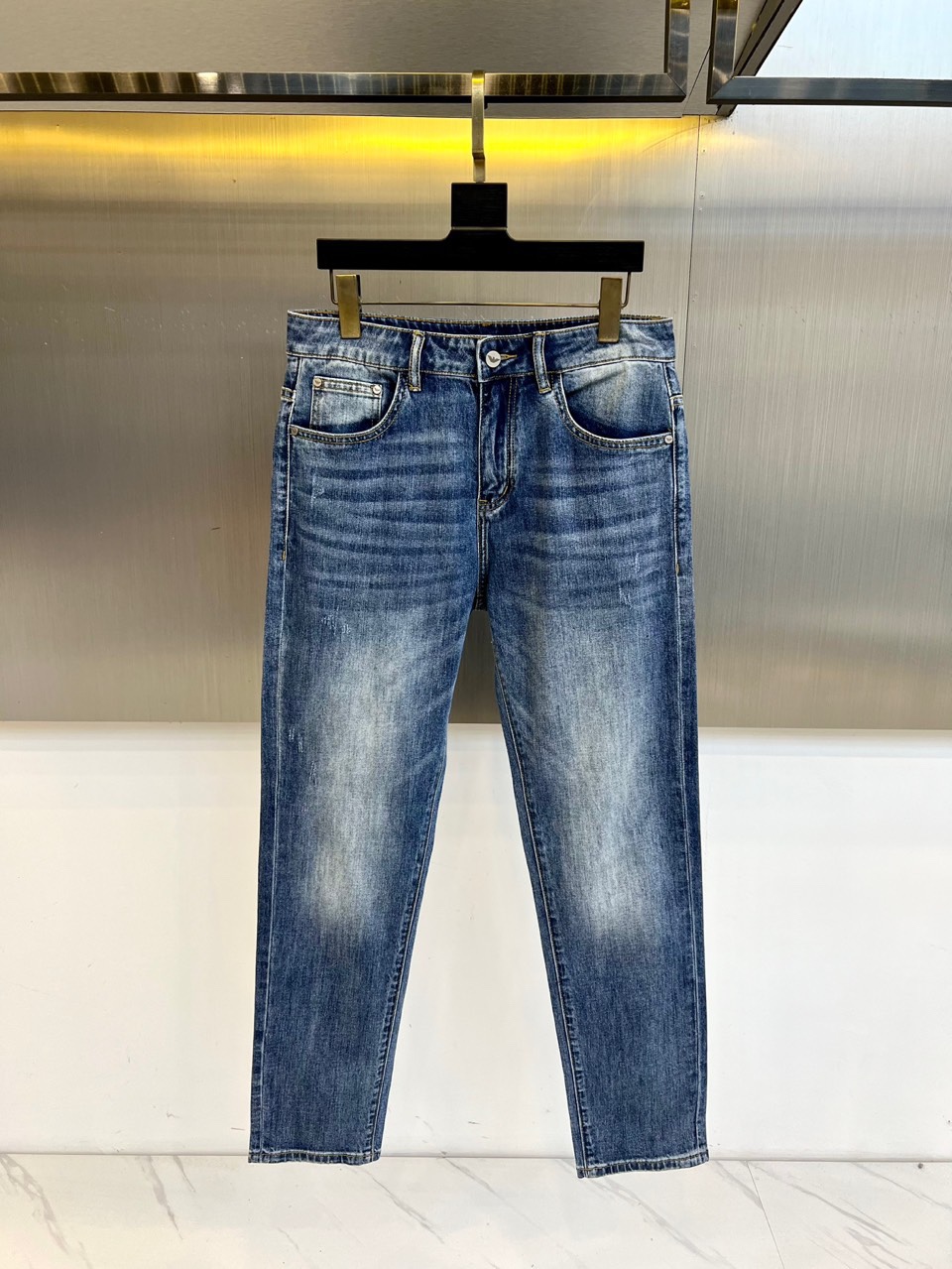 Men’s Classic Blue Cotton-Powered Jeans with Unique Embroidery Designs - 图片 2