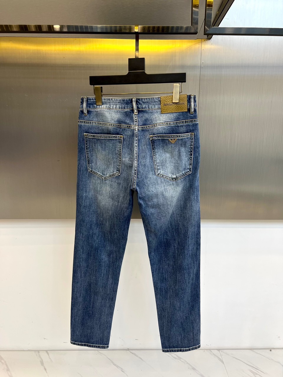 Men’s Classic Blue Cotton-Powered Jeans with Unique Embroidery Designs - 图片 3