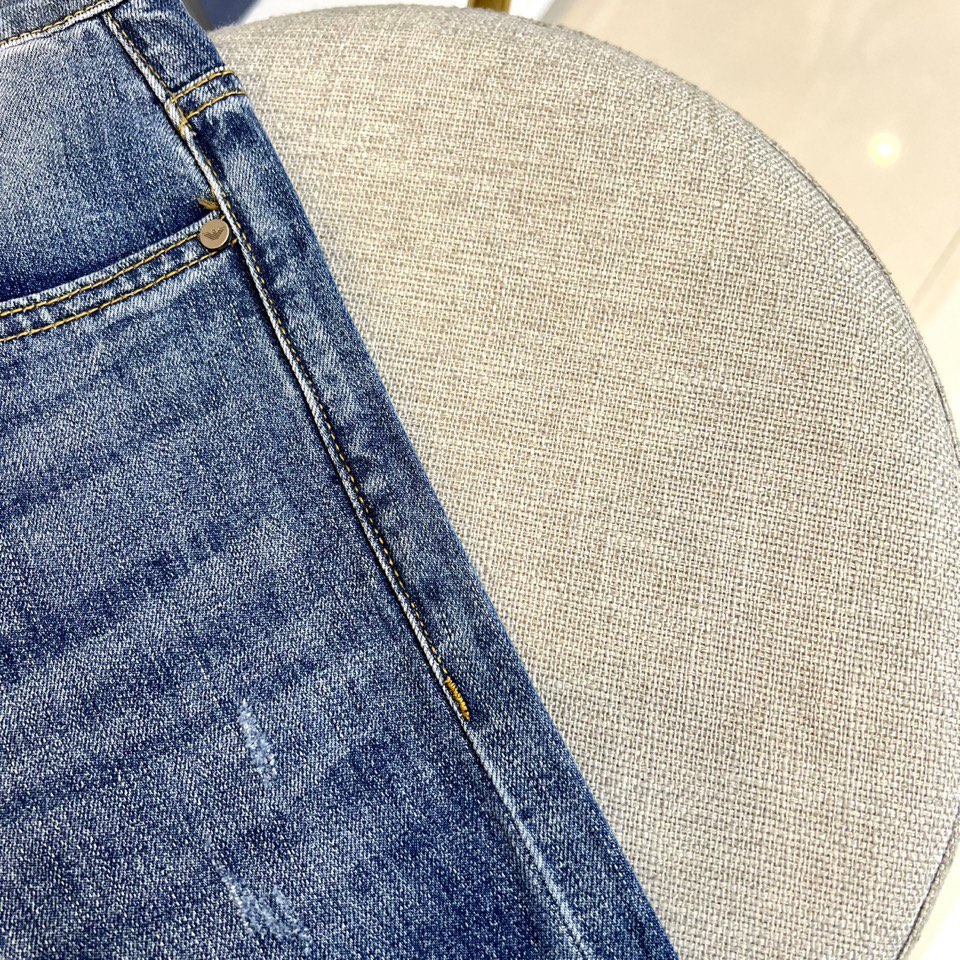 Men’s Classic Blue Cotton-Powered Jeans with Unique Embroidery Designs - 图片 6