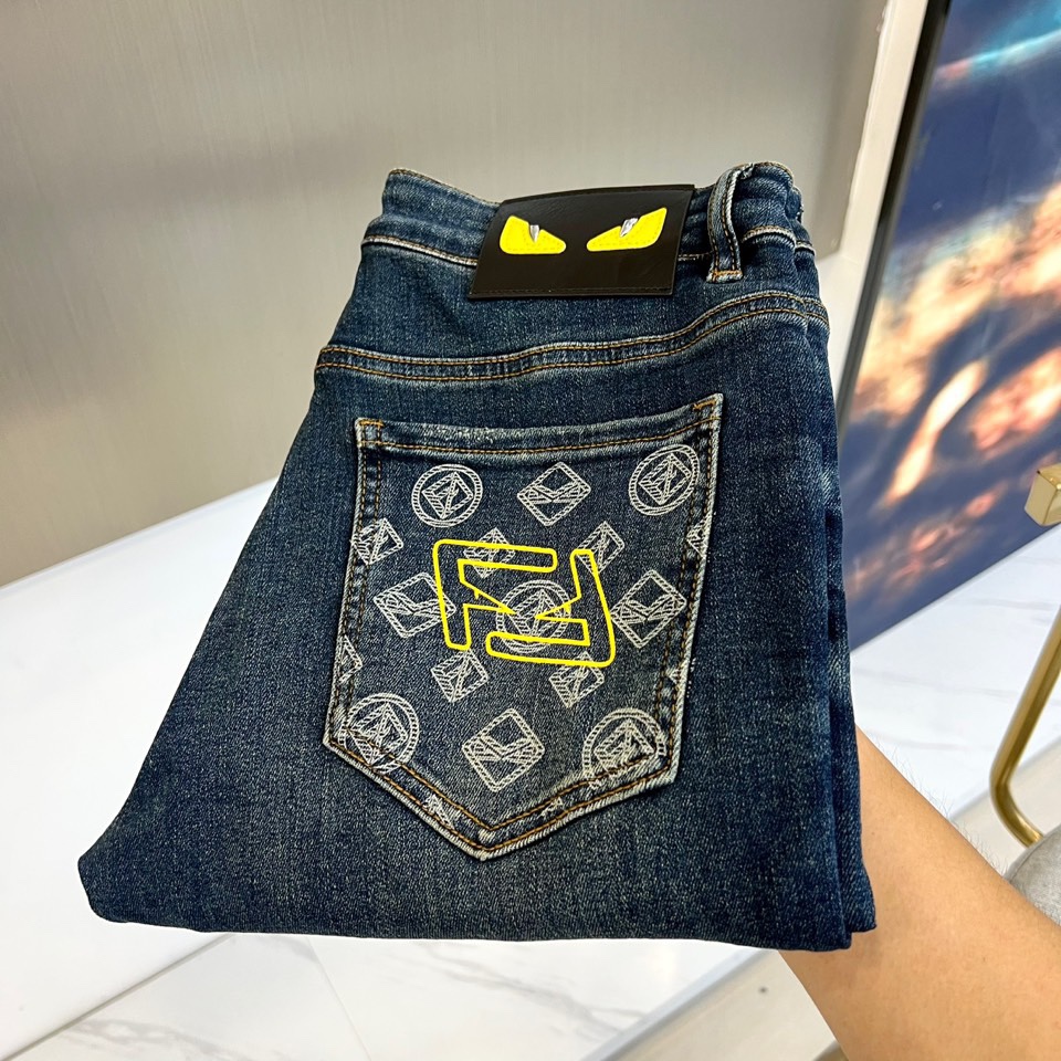 Men’s Classic Light-Washed Blue Retro Cotton-Powered Jeans: Freddy’s 2025 Collection - 图片 1