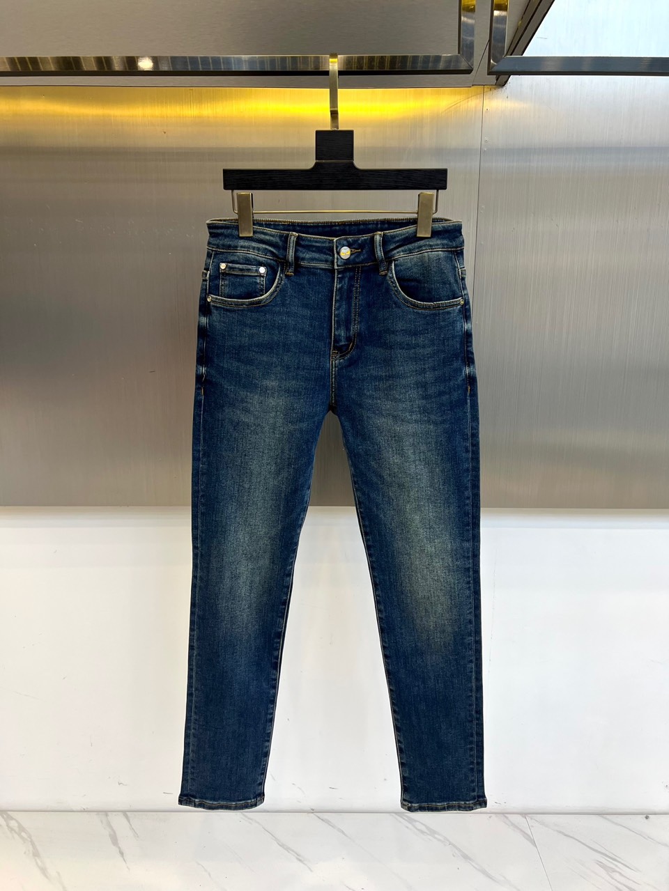 Men’s Classic Light-Washed Blue Retro Cotton-Powered Jeans: Freddy’s 2025 Collection - 图片 2