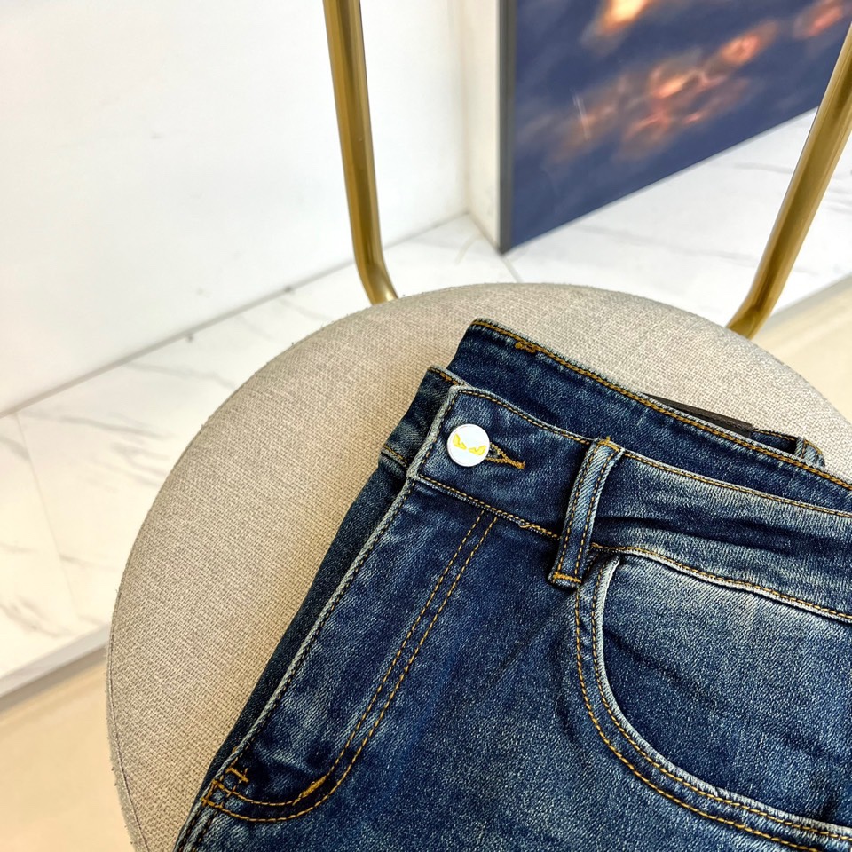 Men’s Classic Light-Washed Blue Retro Cotton-Powered Jeans: Freddy’s 2025 Collection - 图片 4