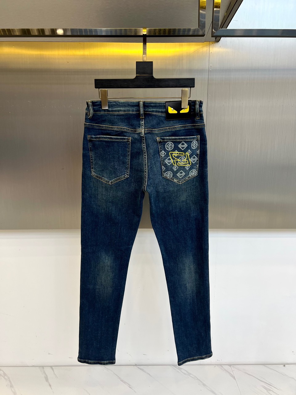 Men’s Classic Light-Washed Blue Retro Cotton-Powered Jeans: Freddy’s 2025 Collection - 图片 3