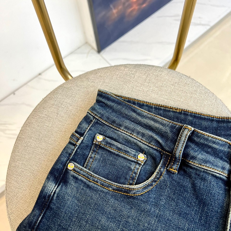 Men’s Classic Light-Washed Blue Retro Cotton-Powered Jeans: Freddy’s 2025 Collection - 图片 5