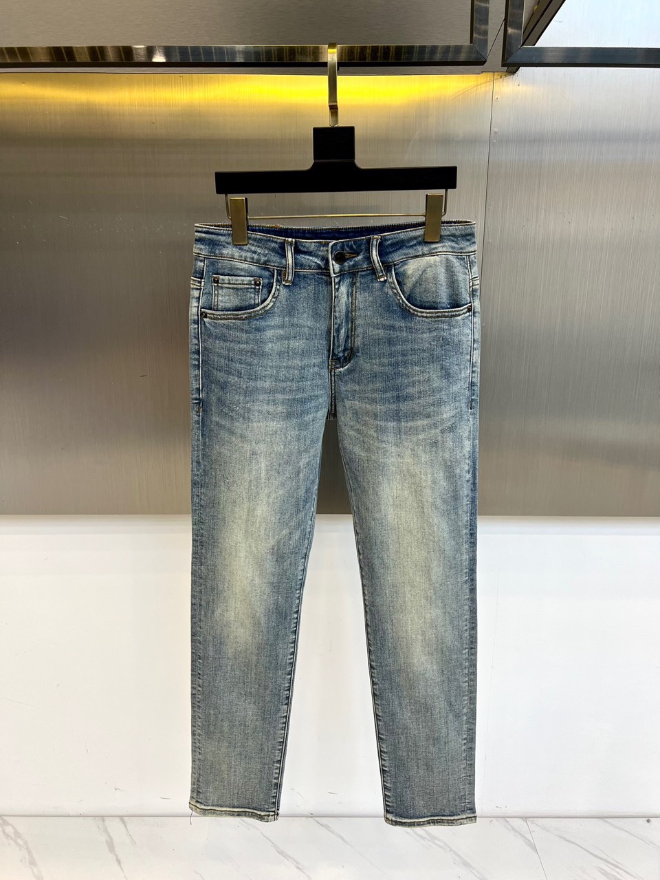 Men’s Classic Blue Water Wash Cotton Jeans for 2025 Spring and Summer - 图片 2