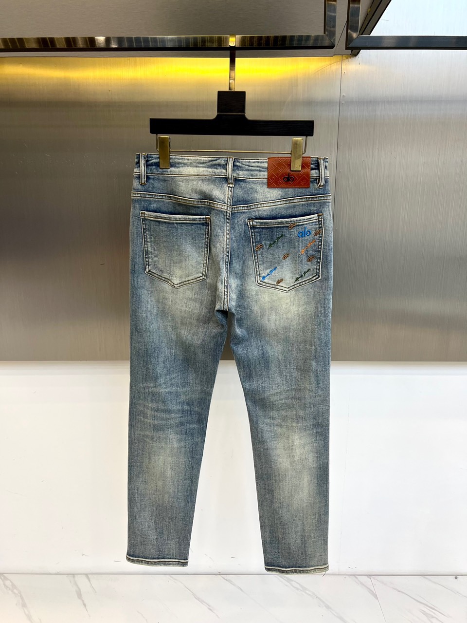 Men’s Classic Blue Water Wash Cotton Jeans for 2025 Spring and Summer - 图片 3