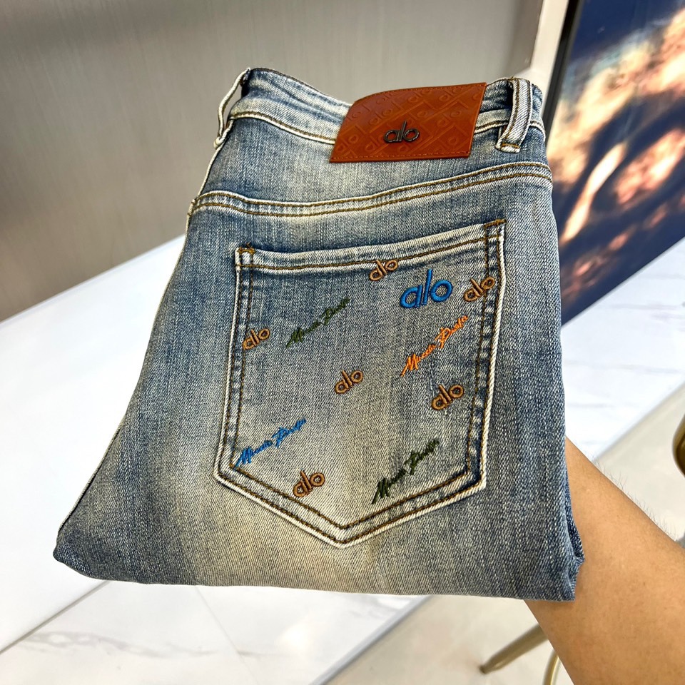 Men’s Classic Blue Water Wash Cotton Jeans for 2025 Spring and Summer