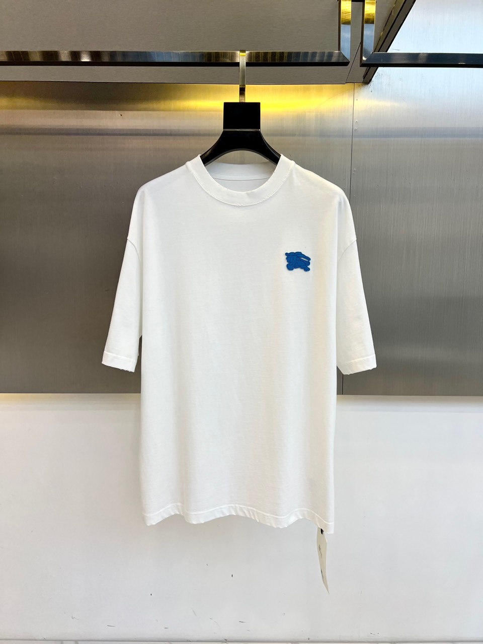 NO:486193,Burberry, 2025 spring and summer new men's casual round neck short-sleeved T-shirt, 220g pure cotton fabric, simple and atmospheric style, selected high-quality pure cotton, the fabric is dense and tight, and it is not easy to deform after wearing it. It is slightly elastic, soft and textured, and has excellent comfort and breathability on the upper body!  The exquisite logo on the chest!  Urban simple and fashionable casual classic round neck style, not picky about age and figure, strong inclusiveness, easy to control the upper body. S-M-L-XL (model 173, 143 catties upper body M size), burberry, T-shirt, tees, t-shirt, alexander wang19860909巴宝莉、2025春夏新品男士休闲圆领短袖T恤 ,220g纯棉面料,简单大气的款式,甄选优质纯棉,面料密度紧实久穿不易变形,微弹力柔软有质感,上身舒适性与透气性绝佳！的胸前精美Logo标识！都市简约又时尚的休闲经典圆领版型,不挑年龄身材,包容性很强,上身轻松驾驭.S-M-L-XL（模特173,143斤上身M码）,,burberry,T-shirt,tees，t-shirt,alexander wang,Men's clothing