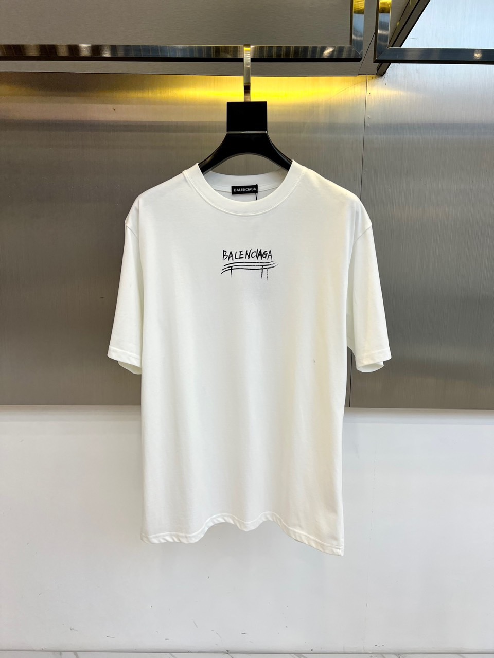 NO:486211,Balenciaga, 2025 summer men's round neck, fashionable three-dimensional letter casual European cotton short-sleeved T-shirt, selected customers to supply imported 95 pure cotton material and added 5-day silk blend. The collar is high-density rib spliced, and the same cylinder is fixed to ensure no color difference. The whole T-shirt fabric is comfortable and skin-friendly, and the upper body is refreshing, breathable and not stuffy, and the quality is absolutely invincible. The logo is made of imported environmentally friendly paste and multi-layer printing technology. The color texture and uniformity of the pattern are perfect to be picky, which is quite fashionable and brand recognition!  The exquisite basic style cutting makes the upper body more upright and stylish!  S-2XL (model 173, 143 catties upper body M size), balenciaga, T-shirt, tees, t-shirt, alexander wang19860909巴黎世家、2025夏季男士圆领时尚立体字母休闲欧棉短袖T恤,甄选客供进口95纯棉材质添加5天丝混纺制成,领口高密罗纹拼接,同缸定染保证无色差,整件T恤面料舒适亲肤程度绝对超乎你的想象,上身清爽透气不闷热,品相绝对堪称无敌.Logo采用进口环保浆料及多层印刷工艺打造,图案的色泽质感与均匀程度均完美到无法去挑剔,相当具有时髦感与品牌辨识度！精湛无比的基础版型裁剪,使得上身更加立挺有型！S-2XL（模特173,143斤上身M码）,,balenciaga,T-shirt,tees，t-shirt,alexander wang,Men's clothing
