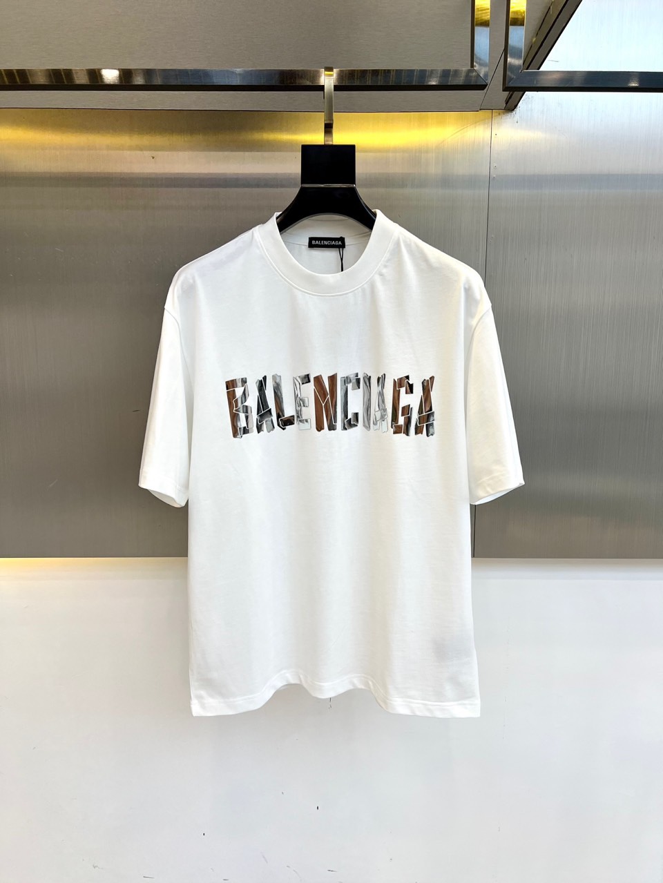 NO:486217,Balenciaga, a new series of spring and summer 2025 products are launched, a very fashionable and avant-garde men's short-sleeved T-shirt with complete three-marks and eye-catching logo patterns!  Different from the past, it declares the design concept that has been passed down for many years in the brand!  Its eye-catchingness is no less than any classic style, perfectly presenting the fashionable, high-end and luxurious feeling in front of the world!  Made of imported cotton materials, selected high-quality cotton fabrics, soft and soft to the touch, the real thing is definitely beyond your imagination, close to the body and breathable, even if you sweat profusely, you will not feel greasy or stuffy, and will bring sweating and moisture absorption to the extreme!  S-3XL (reporting an order to report height and weight), balenciaga, T-shirt,tees, t-shirt,alexander wang19860909巴黎世家、2025春夏全新系列单品上线,非常时髦前卫的一款男短袖T恤,三标齐全、醒目的logo图案修饰！区别于以往的不同,宣示品牌传承多年的设计理念！其吸睛度完全不亚于任何经典款式,将时髦高级感与奢华感完美呈现在世人眼前！客供进口全棉材质制成,精选优质棉面料,触感软糯亲肤细腻,实物到手绝对超乎你的想象,贴身无比舒适透气,即便是汗流浃背也不会有腻身及闷热感可言,将排汗吸湿性发挥到了极致！S-3XL（下单报身高体重）,,balenciaga,T-shirt,tees，t-shirt,alexander wang,Men's clothing