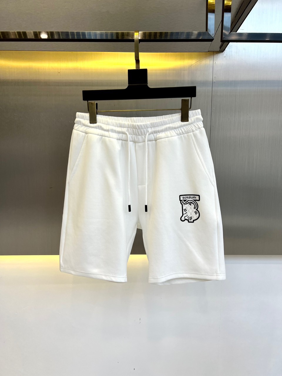 NO:486186,Burberry, 25s new summer casual shorts!  Drawstring classic logo design. Simple and high-end. Custom-made Egyptian cotton fabric with imported high-density cotton, light and breathable. Full of comfort. The original hardware is full of texture and strong sense of high-end!  The overall vision is simple but not monotonous. It is full of high-end feeling!  The three-dimensional cutting craftsmanship is not picky!  48-56 (please report waist size by placing an order), burberry, shorts, alexander wang19860909巴宝莉、25s新款夏季休闲短裤！抽绳款经典logo设计.简单高级.进口高密棉订制埃及棉面料,手感轻薄透气.舒适感满满.原厂五金质感满满.高级感强！整体视觉简单而不单调.满满高级感！立体裁剪工艺版型不挑人！48-56（下单请报腰围尺寸）,,burberry,shorts,alexander wang,Men's clothing