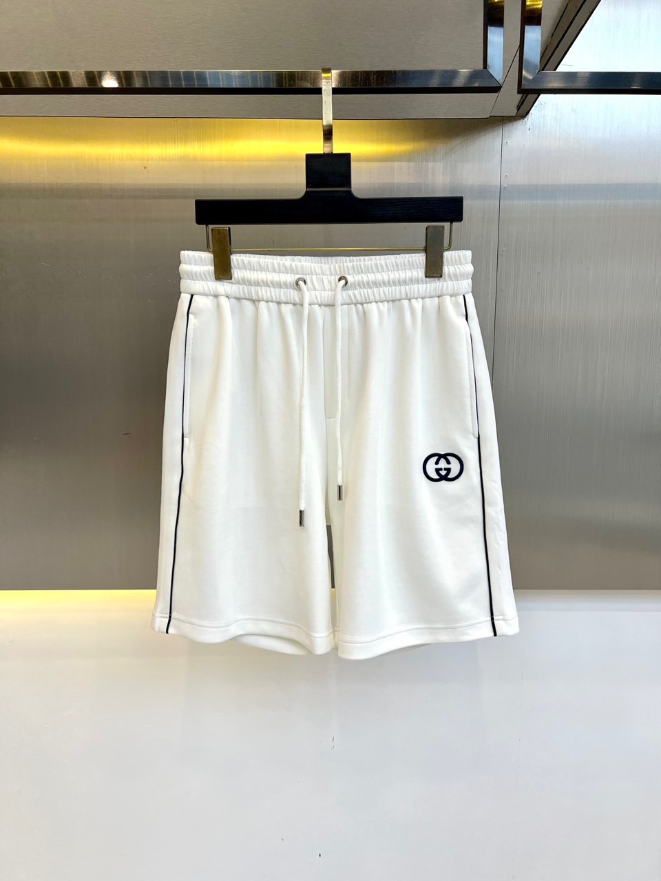 NO:486200,Gucci, 2025ss summer new products are available for shorts!  The imported high-density knitted pure cotton material is smooth and simple, skin-friendly and refreshing. The softness and comfort of the fabric are impeccable and highly recognizable. There is absolutely no mistake in the upper body, and the matching performance is undoubtedly the waist design, elastic elastic waist circumference modification!  Each piece of high-end craftsmanship determines success or failure!  Very good quality and a fashionable item!  M-3XL (order information about height weight waist circumference), gucci, shorts, alexander wang19860909Gucci、2025ss夏季新品发售短裤！甄选客供进口高密针织纯棉材质,平整简约,亲肤透爽.面料的柔软性舒适性也都是无可挑剔的、辨识度高,上身绝对不会出错,搭配性能更是毫无疑问,腰身设计松紧弹力腰围修饰！高端工艺每件决定成败！ 品质质感非常不错一款时尚单品！M-3XL（下单情报身高体重腰围）,,gucci,shorts,alexander wang,Men's clothing