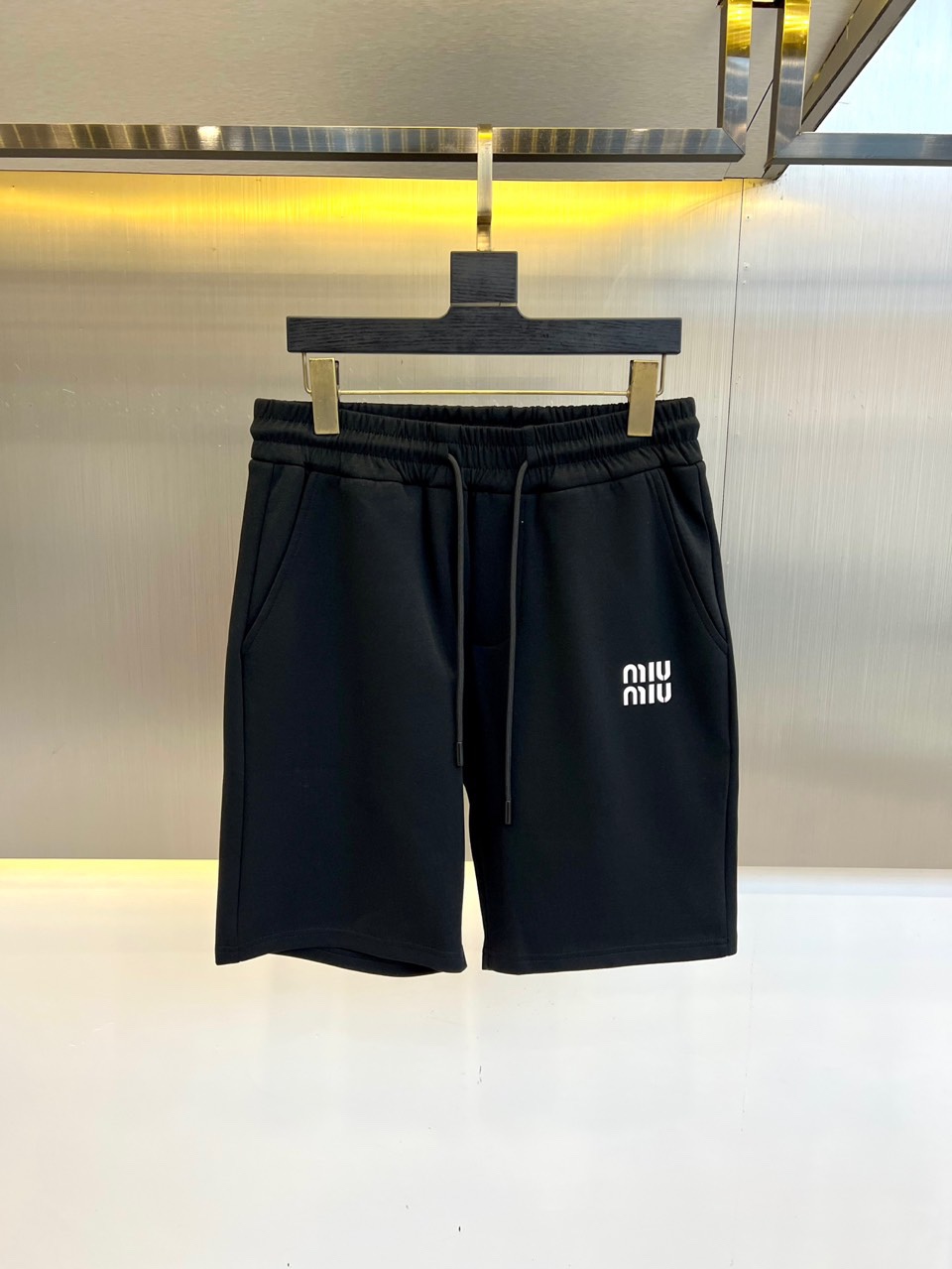 NO:486205,Miu Misunderstanding, 2025ss summer new product is available, logo logo designates fashionable casual sports pinch pants/shorts!  The imported high-density knitted pure cotton material is smooth and simple, skin-friendly and refreshing. The softness and comfort of the fabric are impeccable, with high recognition, and there will be no mistakes in the upper body. The matching performance is undoubtedly the waist design, elastic elastic waist circumference modification!  Each piece of high-end craftsmanship determines success or failure!  Very good quality and a fashionable item!  48-56 (model 173, 143 catties upper body 50 sizes), miumiu, shorts, alexander wang19860909Miu谬谬、 2025ss夏季新品发售,logo标识时尚休闲运动五分裤/短裤！甄选客供进口高密针织纯棉材质,平整简约,亲肤透爽.面料的柔软性舒适性也都是无可挑剔的,辨识度高,上身绝对不会出错,搭配性能更是毫无疑问,腰身设计松紧弹力腰围修饰！高端工艺每件决定成败！ 品质质感非常不错一款时尚单品！48-56（模特173,143斤上身50码）,,miumiu,shorts,alexander wang,Men's clothing