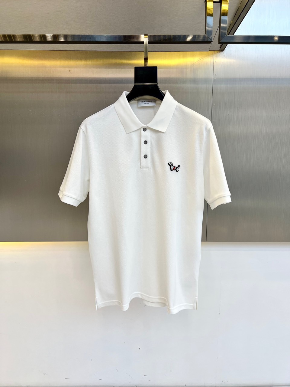 NO:488765,TB Tom Brown, 2025 spring and summer new products are on sale!  Men's summer lapel polo short-sleeved T-shirt, this style is top-grade bead mercerated cotton fabric, with breathable and comfortable design elements very beautiful, brand logo seiko embroidery, the best POLO of the year is equipped with high-end bead mercerated material, which ensures amazing comfort and breathability, and also ensures a good style and natural drooping. The details in each part are quite exquisite and outstanding, and the upper body is atmospheric and simple and not vulgar. Fashionable and versatile single product!  48-56 (model 173, 143 catties upper body 50 sizes), thom browne, T-shirt, tees, t-shirt, alexander wang19860909TB汤姆布朗、2025春夏新品发售！男士夏季翻领polo短袖T恤,此款为顶级珠地丝光棉面料,透气舒适设计元素非常好看,品牌标识精工刺绣,年度最佳POLO 配置了高端的珠地丝光材质打造,保证了惊人的舒适性跟透气性以外,更是保证了良好的版型跟自然的垂感,每一处的细节都是相当的精致跟不俗,上身大气简约又不俗气.时尚百搭单品！48-56（模特173,143斤上身50码）,,thom browne,T-shirt,tees，t-shirt,alexander wang,Men's clothing