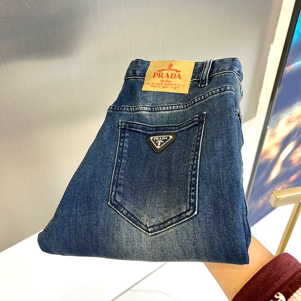 NO:488781,Prad, 2025FW early spring new fashionable elastic franc metal triangle logo jeans, a pair of pants with a very P-like aesthetic tone, dominated by fabric and quality, continuing the essence of normal design, label elements are perfectly embedded, the brand letters at the back pocket are quite design-like, selected for imported 98 cotton 2 spandex blended denim jeans, the fabric has a clear three-dimensional twill texture, which is quite high-end and standardized. Customized matte silver hardware buttons, classic metal nameplate logo on the back pocket, and a full logo print decoration on the waist. The texture of its hardware accessories is also unscrupulous, and you can easily get the high-end style of the big brand, and the sense of details is quite in place!  Easily create a handsome street dress template, an indispensable matching tool in men's wardrobe!  30-38 (no 35,37 yards), prada, prada, jeans, alexander wang19860909Prad普拉、2025FW早春新款时尚弹力法郎金属三角标logo牛仔裤,极具P家美学基调的一款裤子,以面料和品质为主导,延续了常态化的设计精髓,标签化元素完美嵌入,后袋处的品牌字母颇具设计感,甄选客供进口98棉2氨纶混纺丹宁牛仔面料打造而成,面料表面清晰立体的斜纹肌理,相当的高级有规格感,客供定制哑光亮银色五金纽扣,与后幅口袋上经典金属铭牌标识,腰间满幅Logo印花装饰,其五金辅料的质感同样无法挑剔,轻松就能Get到大牌的高奢格调,细节感相当到位！轻松打造街头帅气着装范本,男士衣橱里不可缺少的搭配神器！30-38（无35,37码）,,prada,prada,jeans,alexander wang,Men's clothing