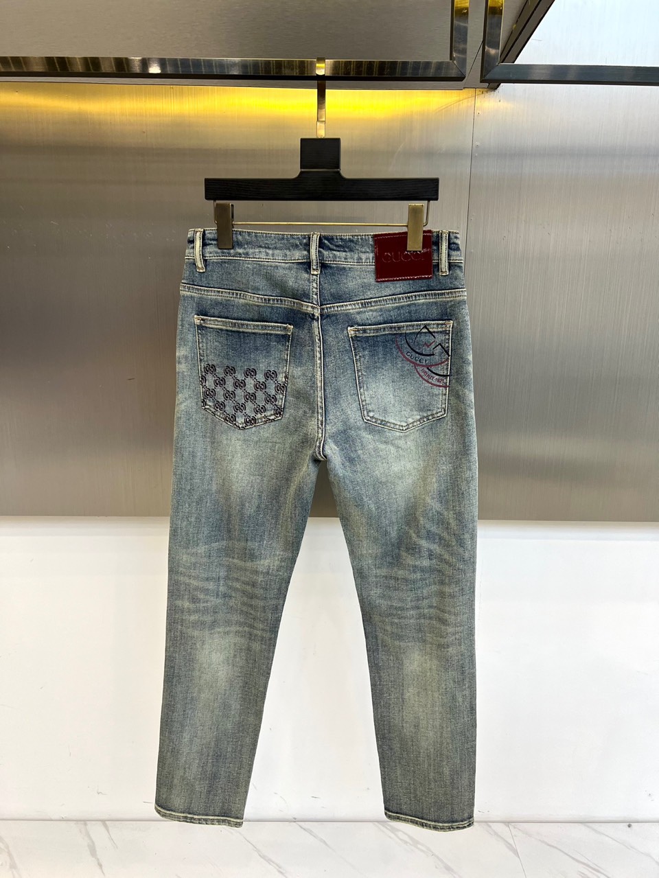 Gucci Men’s Classic Blue Cotton Jeans with Unique Water Wash Design - 图片 3
