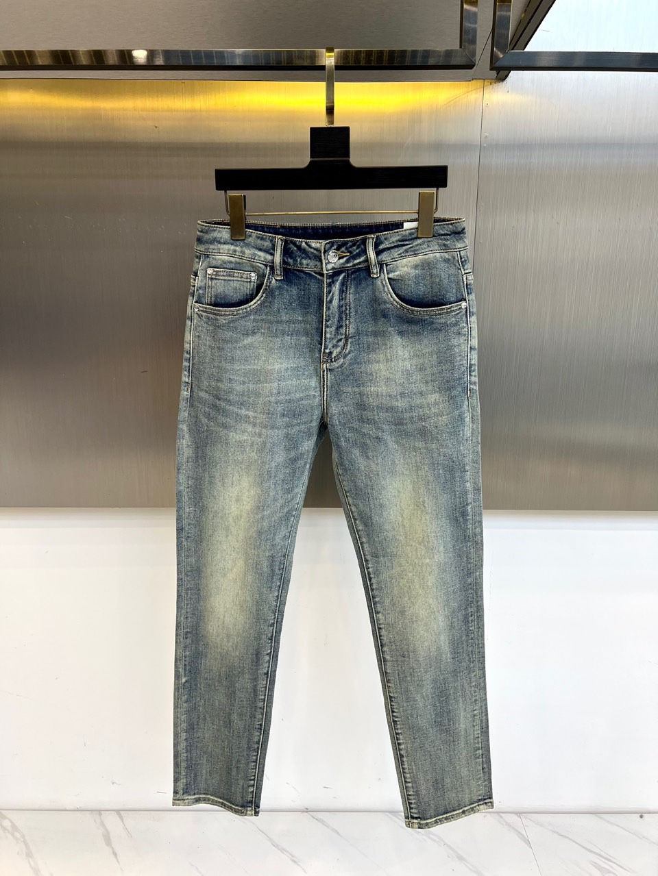 Gucci Men’s Classic Blue Cotton Jeans with Unique Water Wash Design - 图片 2
