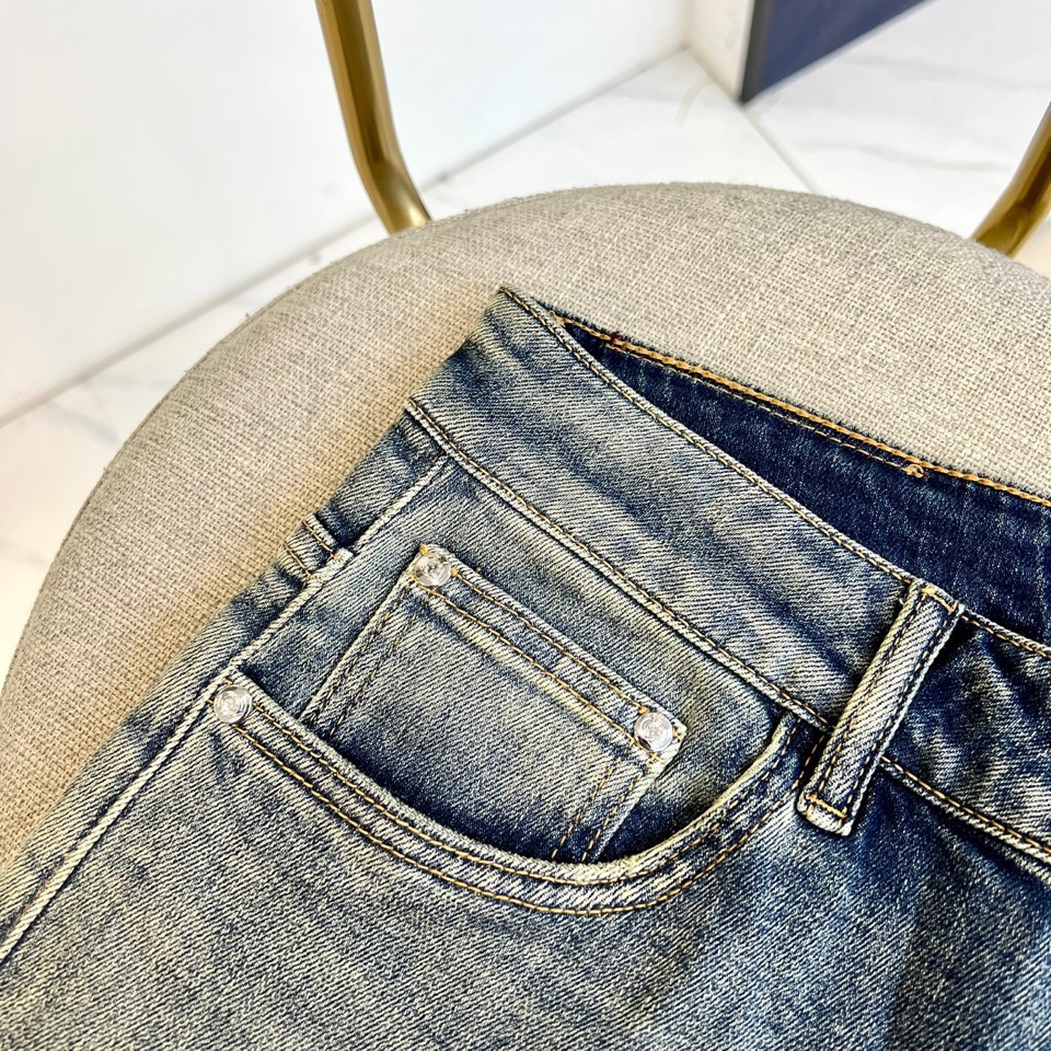 Gucci Men’s Classic Blue Cotton Jeans with Unique Water Wash Design - 图片 5