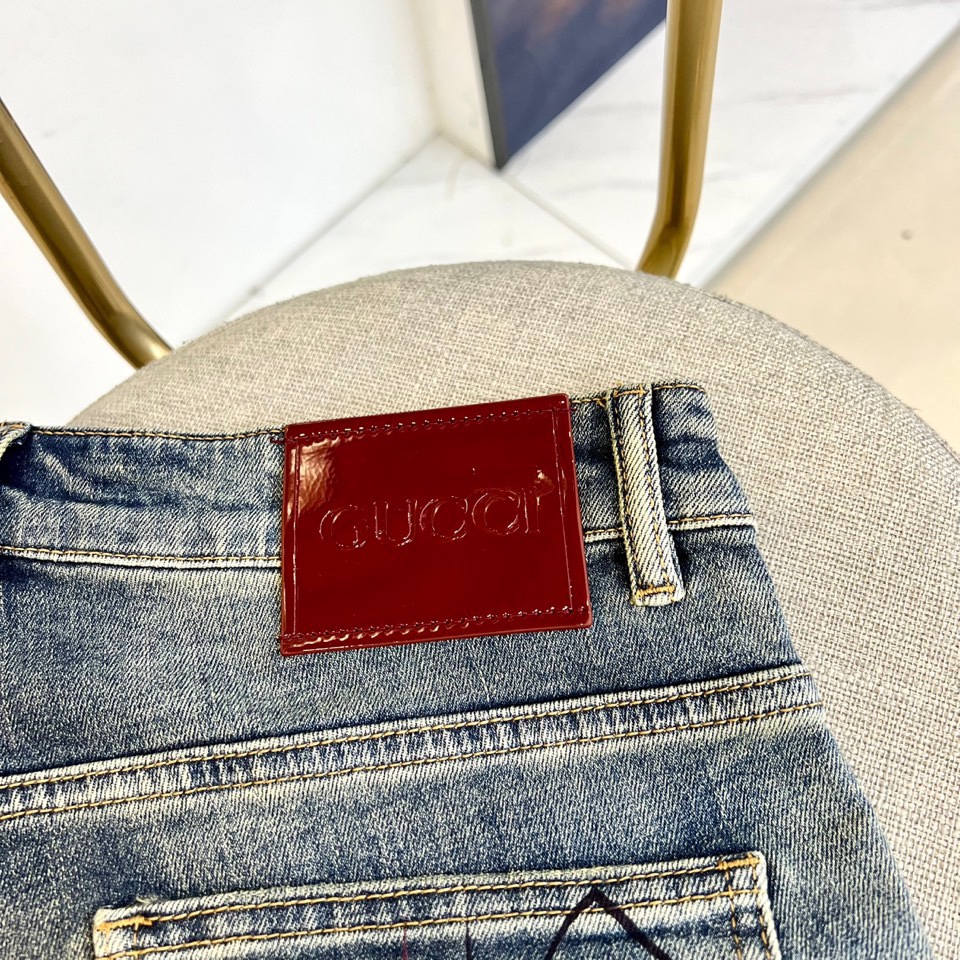 Gucci Men’s Classic Blue Cotton Jeans with Unique Water Wash Design - 图片 7