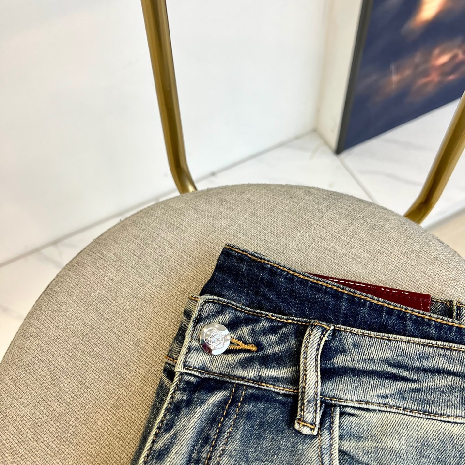 Gucci Men’s Classic Blue Cotton Jeans with Unique Water Wash Design - 图片 4