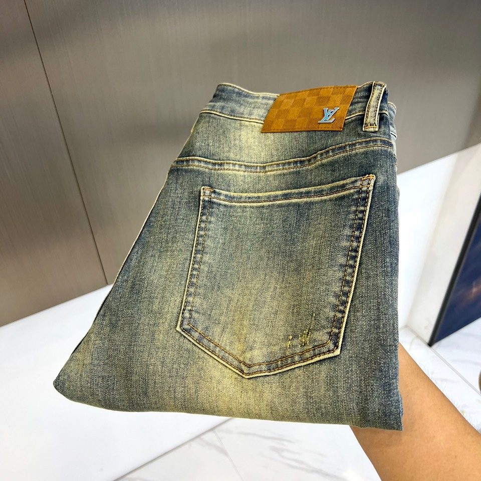 NO:488798,1v, 2025s spring and summer new style, men's classic color wash light blue retro wash cotton stretch jeans!  It is made of imported 98 cotton 2 rubber-blend denim cotton cloth, with a heavy environmentally friendly plant enzyme washing process, the texture has a light retro color, the fabric is soft and delicate after washing, but the muscles and bones are extremely strong, providing an excellent comfort experience!  The embroidery design at the back of the trousers is matched with customized ykk zippers and engraved silver metal buttons. The details of the accessories are perfect!  The straight slim fit style is cut, and the upper body is very versatile to show off your figure. You can easily match it to interpret the most fashionable daily casual look!  28 -38 (no 37), jeans,alexander wang198609091v、2025s春夏新款,男士经典色水洗浅蓝色复古水洗棉质弹力牛仔裤！选用了客供进口98棉2橡胶混纺丹宁牛仔棉布制成,重磅环保植物酵素水洗工艺,肌理有着淡淡的复古色彩,面料经过水洗后柔软细腻,但筋骨感极强,提供了绝佳的舒适体验！裤身后兜处刺绣设计,搭配客供定制ykk拉链和刻字亮银色金属纽扣,辅料细节都堪称完美至极！直筒修身的版型裁剪,上身非常的百搭显身材,轻松搭配即可演绎最时髦的日常休闲造型！28 -38（无37）,,jeans,alexander wang,Men's clothing