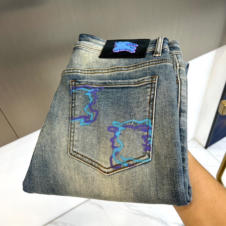 NO:488804,Burberry, 2025s spring and summer new style, men's classic color wash light blue retro wash cotton stretch jeans!  It is made of imported 98 cotton 2 rubber-blend denim cotton cloth, with a heavy environmentally friendly plant enzyme washing process, the texture has a light retro color, the fabric is soft and delicate after washing, but the muscles and bones are extremely strong, providing an excellent comfort experience!  The embroidery design at the back of the trousers is matched with customized ykk zippers and engraved silver metal buttons. The details of the accessories are perfect!  The straight slim fit style is cut, and the upper body is very versatile to show off your figure. You can easily match it to interpret the most fashionable daily casual look!  28 -38 (no 37), burberry, jeans, alexander wang19860909巴宝莉、2025s春夏新款,男士经典色水洗浅蓝色复古水洗棉质弹力牛仔裤！选用了客供进口98棉2橡胶混纺丹宁牛仔棉布制成,重磅环保植物酵素水洗工艺,肌理有着淡淡的复古色彩,面料经过水洗后柔软细腻,但筋骨感极强,提供了绝佳的舒适体验！裤身后兜处刺绣设计,搭配客供定制ykk拉链和刻字亮银色金属纽扣,辅料细节都堪称完美至极！直筒修身的版型裁剪,上身非常的百搭显身材,轻松搭配即可演绎最时髦的日常休闲造型！28 -38（无37）,,burberry,jeans,alexander wang,Men's clothing