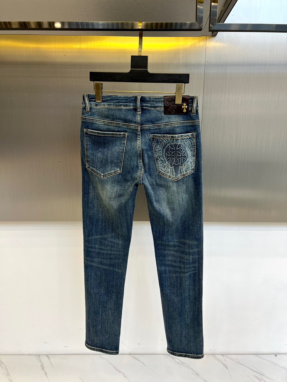 Men’s Classic Blue Cotton Jeans: 2025 Spring/Summer Collection with Embroidery Details - 图片 3