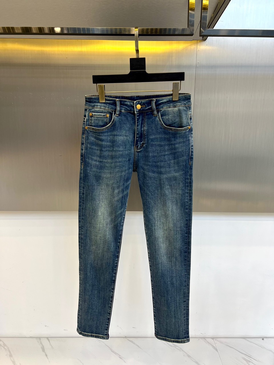 Men’s Classic Blue Cotton Jeans: 2025 Spring/Summer Collection with Embroidery Details - 图片 2